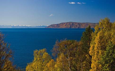 Het Baikal Meer is het hele jaar door een prachtbestemming