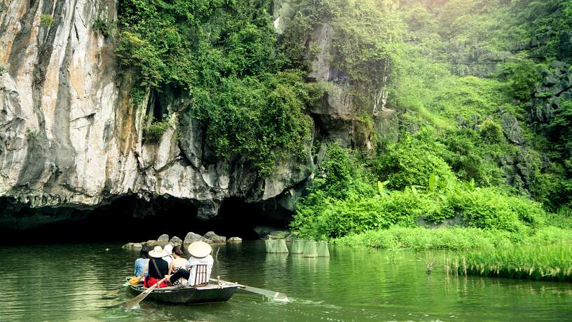 Bij Ninh Binh zijn de grotten per boot te bezoeken
