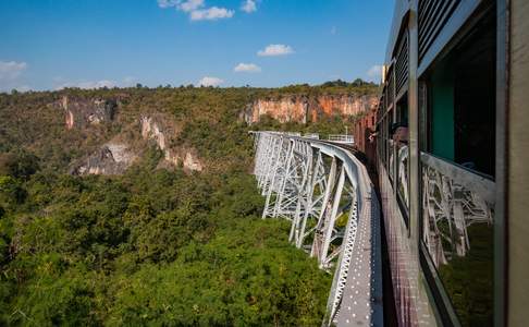 De trein passeert het 102 meter hoge Gokteik Viaduct tussen Hsipaw en Pyin U Lwin
